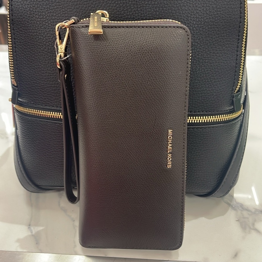 Michael Kors JST Lg Leather Continental Wallet Wristlet Phone Holder
Chocolate - Picture 10 of 16